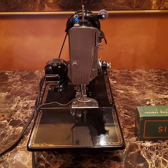 Antique Singer Sewing Machine, Featherwieght Model,  EXCELLENT CONDITION! - Picture 9 of 17